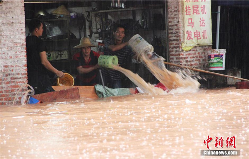 Grenzstadt Dongxing unter Wasser