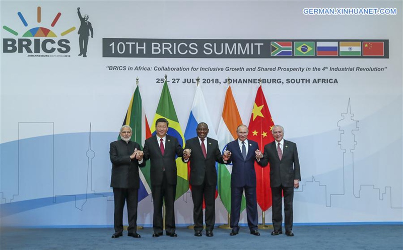 BRICS-Führungen posieren für ein Gruppenfoto w?hrend des 10. BRICS-Gipfeltreffens in Johannesburg