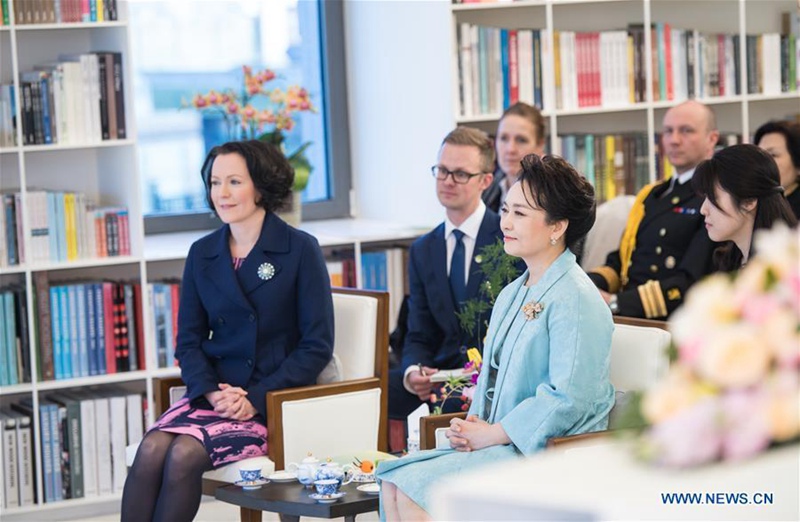 Peng Liyuan besucht Vorstellung mit der finnischen First Lady