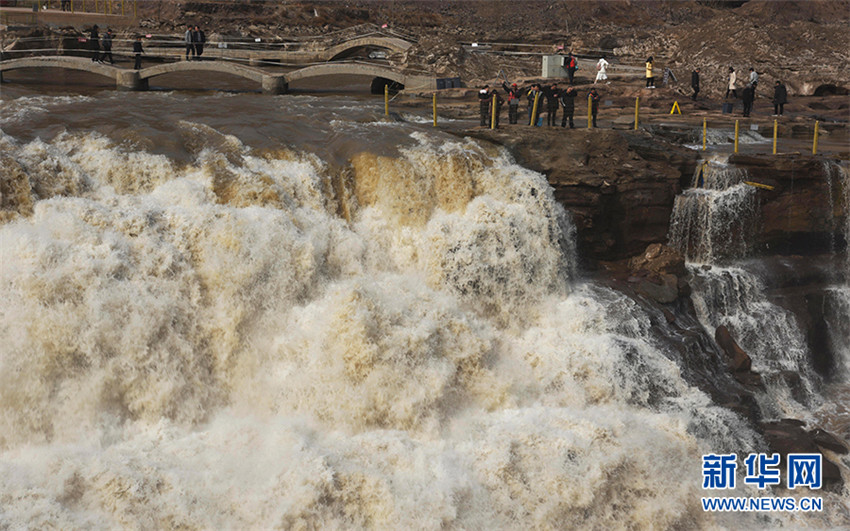 Pr?chtige Frühjahrsflut des Hukou-Wasserfalls