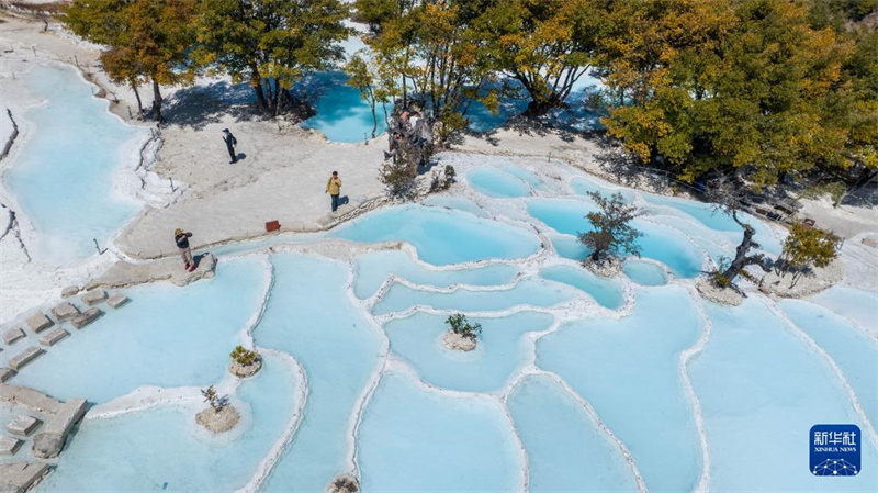 ?Wei?e Wasserterrasse“ in Shangri-La: Ein Naturwunder in Yunnan