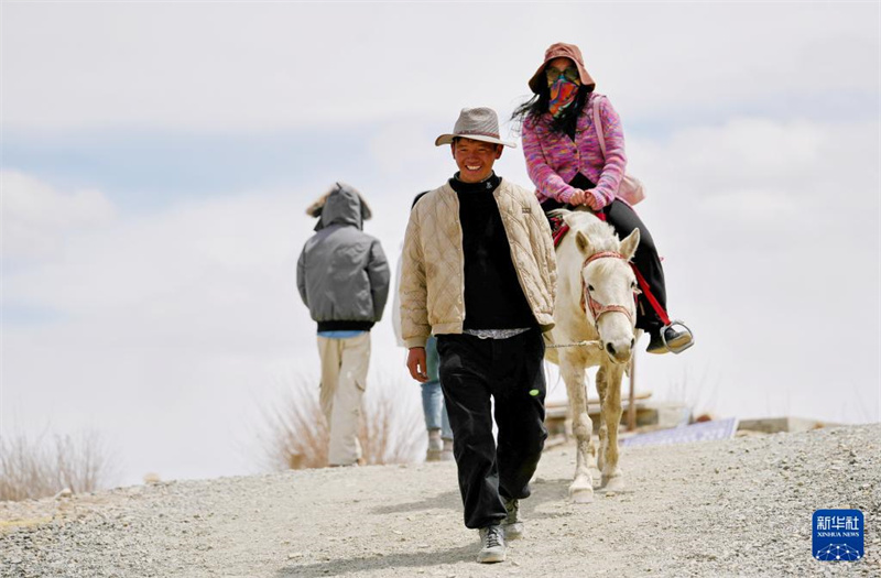 Attraktive Landschaften des Yamzbog-Yumco-Sees in Xizang