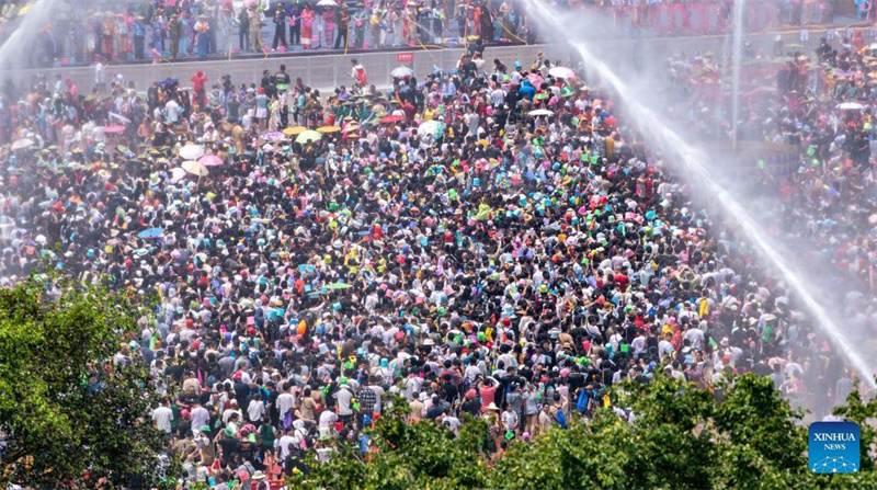 Menschen feiern das Wasserspritzfest im südwestchinesischen Yunnan