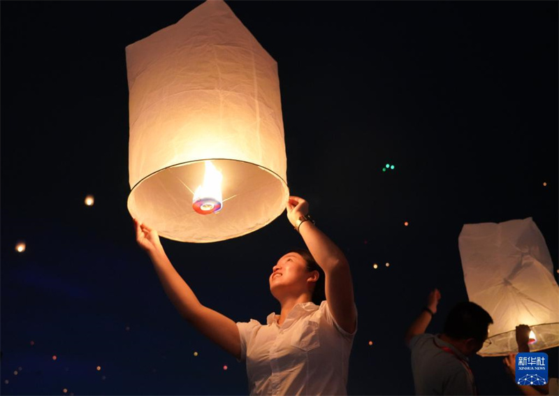 Zur Feier des Wasserspritzfests lassen Menschen in Xishuangbanna Kongming-Laternen steigen