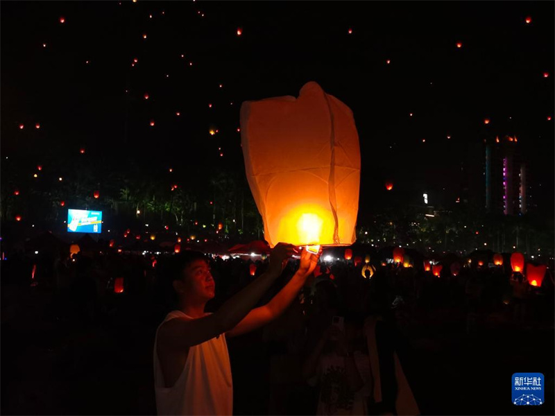 Zur Feier des Wasserspritzfests lassen Menschen in Xishuangbanna Kongming-Laternen steigen