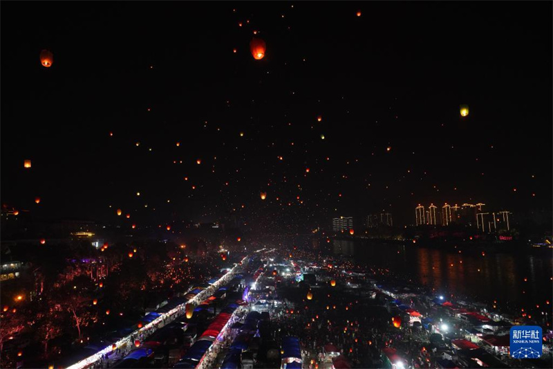 Zur Feier des Wasserspritzfests lassen Menschen in Xishuangbanna Kongming-Laternen steigen