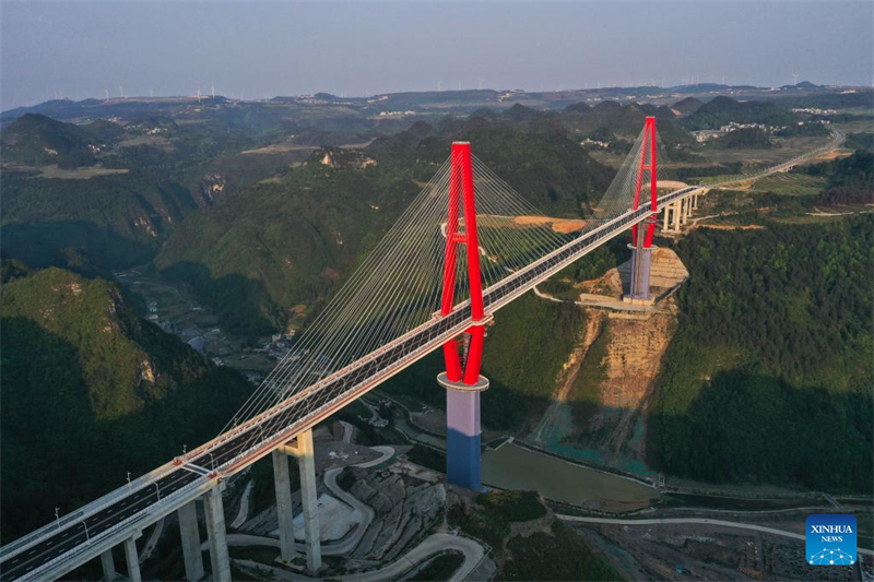 Brücke über Longli-Fluss in Guizhou für Verkehr freigegeben