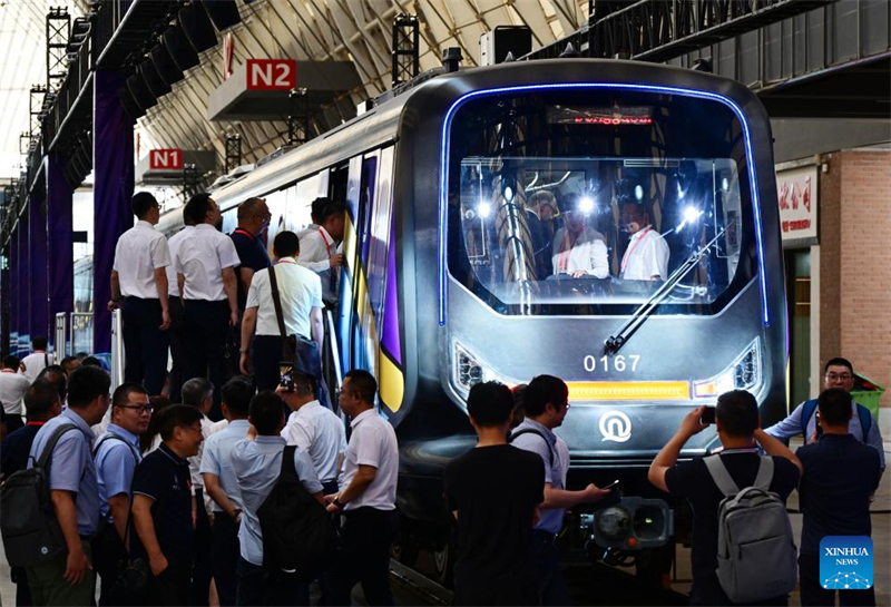 Qingdao stellt effizienten U-Bahn-Zug aus Kohlefaserverbundwerkstoff vor