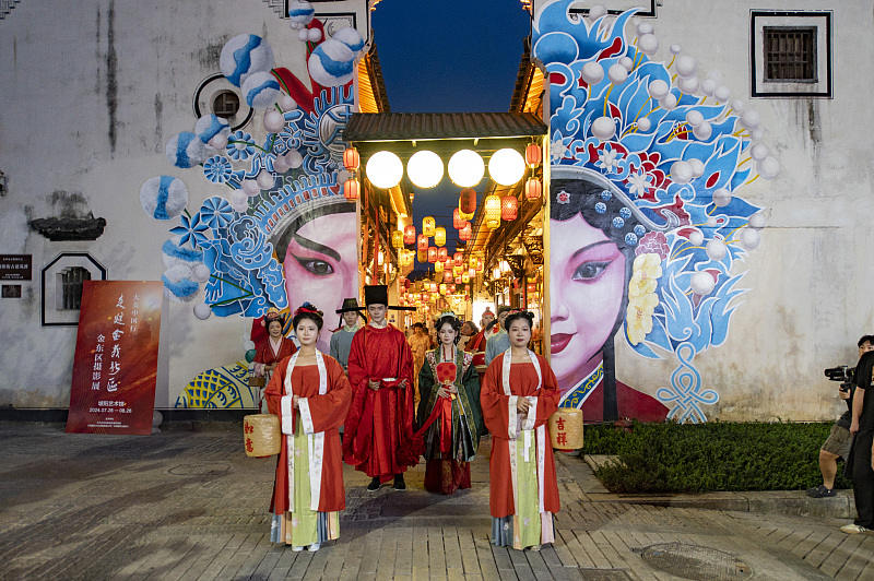 Nachtmarkt im antiken Stil f?rdert den Tourismus in Zhejiang