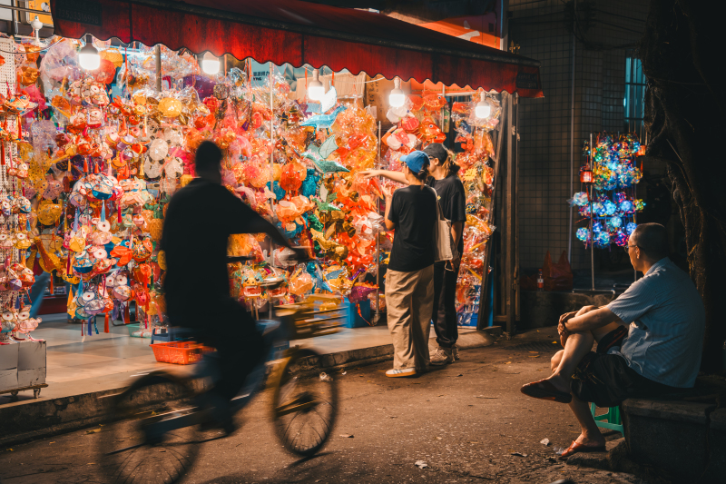 Guangzhou: L?den schmücken sich mit Fischlaternen zum Mittherbstfest