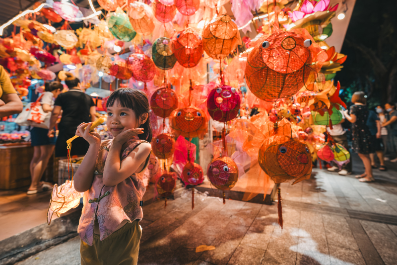 Guangzhou: L?den schmücken sich mit Fischlaternen zum Mittherbstfest