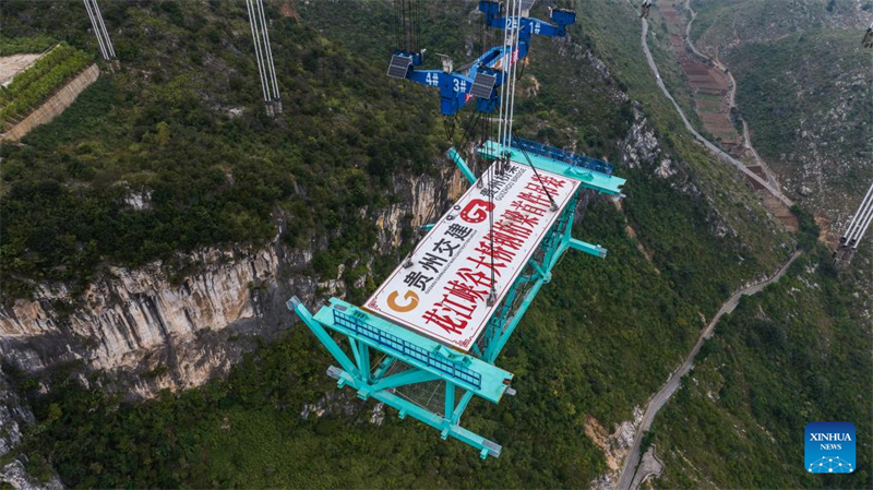 Erster Stahlfachwerktr?ger der Huajiang-Grand-Canyon-Brücke in Position